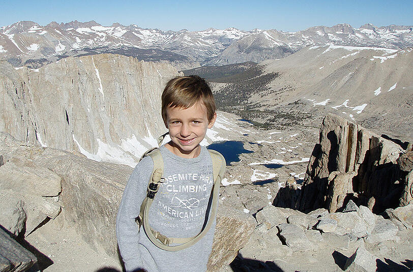 Bergsteiger Tyler Armstrong posiert auf dem Mt. Whitney in Kalifornien, USA, nach seiner ersten Besteigung. Whitney ist der höchste Berg (4421 m) im kontinentalen USA, außerhalb Alaskas.