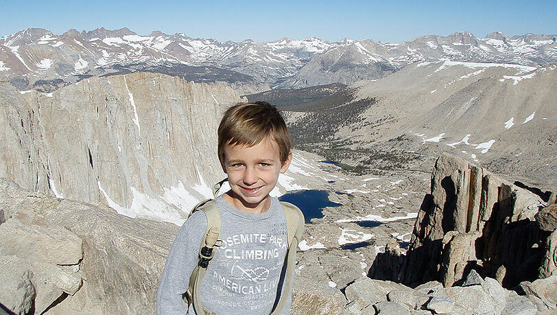 Bergsteiger Tyler Armstrong posiert auf dem Mt. Whitney in Kalifornien, USA, nach seiner ersten Besteigung. Whitney ist der höchste Berg (4421 m) im kontinentalen USA, außerhalb Alaskas. Bergsteiger Tyler Armstrong posiert auf dem Mt. Whitney in Kalifornien, USA, nach seiner ersten Besteigung. Whitney ist der höchste Berg (4421 m) im kontinentalen USA, außerhalb Alaskas.