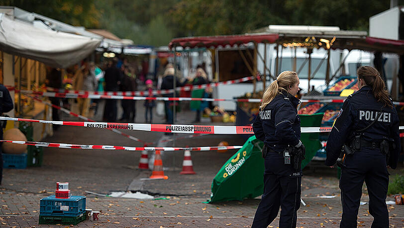 Bilder vom Tatort in Köln. Die OB-Kandidatin Henriette Reker wurde bei einem Messerangriff schwer verletzt. Bilder vom Tatort in Köln. Die OB-Kandidatin Henriette Reker wurde bei einem Messerangriff schwer verletzt.
