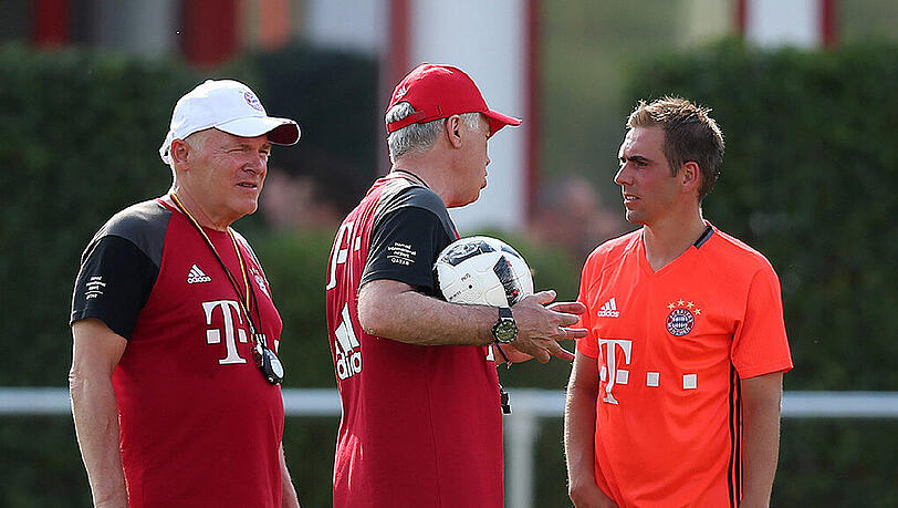 Der Trainer und sein Kapitän: Ancelotti (m.) im Zwiegespräch mit Lahm (r.), Co-Trainer Gerland hört gespannt zu.