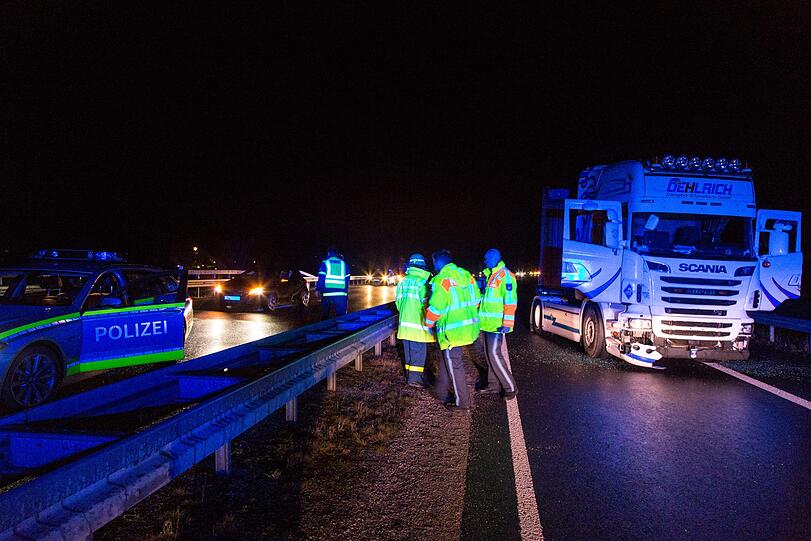 Am Dienstagabend startete ein 26-Tonner eine Amokfahrt und hinterließ eine Spur der Verwüstung. Die Hintergründe sind noch unklar.