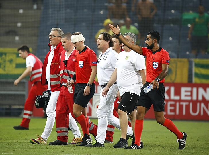 Schiedsrichter-Assistent Fredrik Klyver war von einem Becher getroffen worden und lag blutend auf dem Rasen.