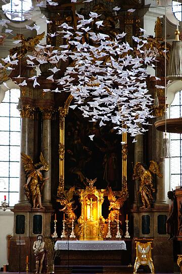 Geschlossener Formationsflug - Richtung Altar.
