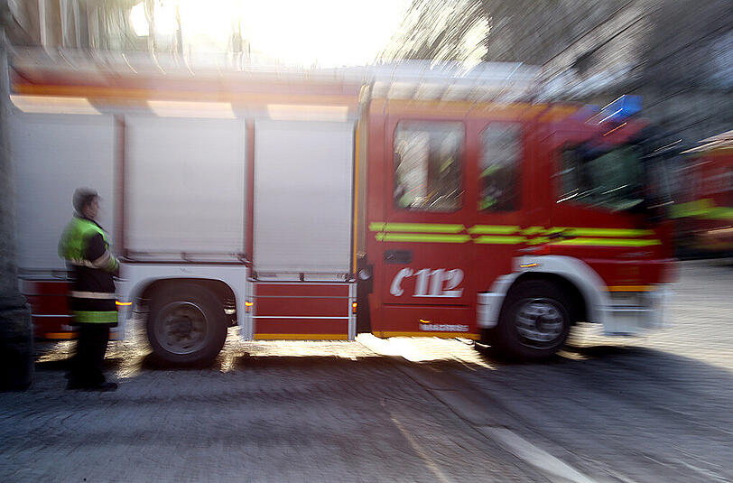 Die alarmierte Feuerwehr konnte den Brand schnell löschen. Spuren deuten darauf hin, dass es sich bei dem Vorfall um Brandstiftung handeln könnte. (Symbolbild)