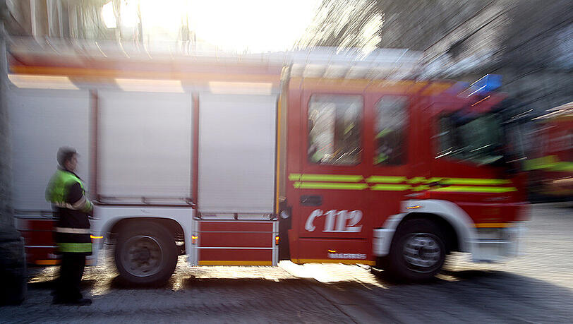 Die alarmierte Feuerwehr konnte den Brand schnell löschen. Spuren deuten darauf hin, dass es sich bei dem Vorfall um Brandstiftung handeln könnte. (Symbolbild) Die alarmierte Feuerwehr konnte den Brand schnell löschen. Spuren deuten darauf hin, dass es sich bei dem Vorfall um Brandstiftung handeln könnte. (Symbolbild)