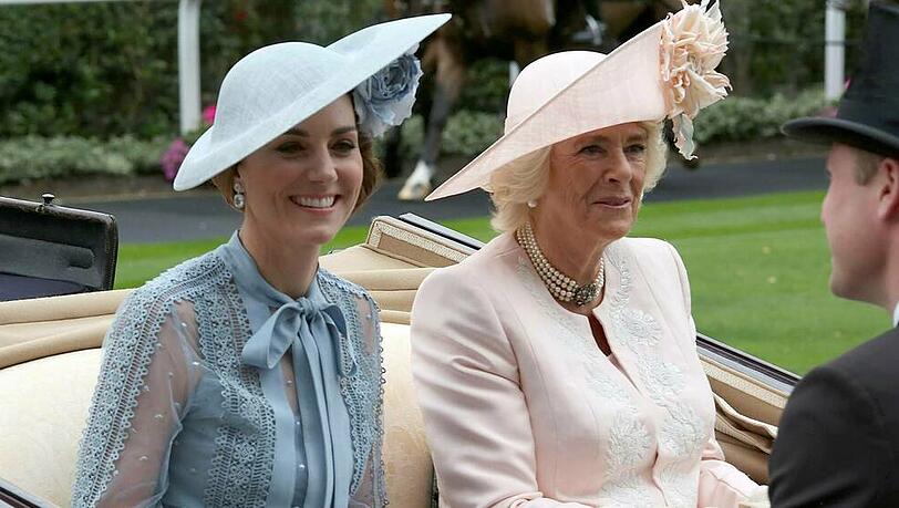 Die Herzoginnen Kate und Camilla beim Pferderennen in Ascot im Juni 2019 Die Herzoginnen Kate und Camilla beim Pferderennen in Ascot im Juni 2019