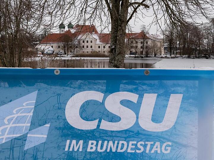 Winterklausur der CSU-Landesgruppe im Bundestag vor dem verschneitem Kloster Seeon im vergangenen Jahr.