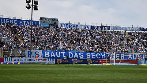 "PS: Baut das Sechzger aus!" Die Forderung der Löwen-Fans in der Westkurve.