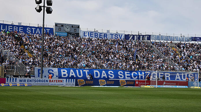 "PS: Baut das Sechzger aus!": Die Forderung der Löwen-Fans in der Westkurve. Dann könnte der TSV 1860 vermutlich noch mehr Dauerkarten verkaufen.