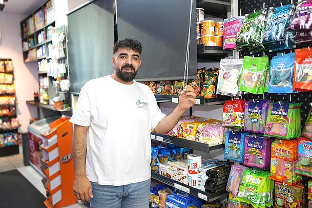 Mehr als 300 Euro hat Shivan für die Rollos ausgegeben, mit ihnen muss er jetzt das Chips-Regal abdecken. Mehr als 300 Euro hat Shivan für die Rollos ausgegeben, mit ihnen muss er jetzt das Chips-Regal abdecken.