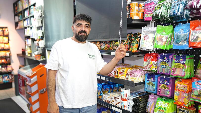 Mehr als 300 Euro hat Shivan für die Rollos ausgegeben, mit ihnen muss er jetzt das Chips-Regal abdecken. Mehr als 300 Euro hat Shivan für die Rollos ausgegeben, mit ihnen muss er jetzt das Chips-Regal abdecken.