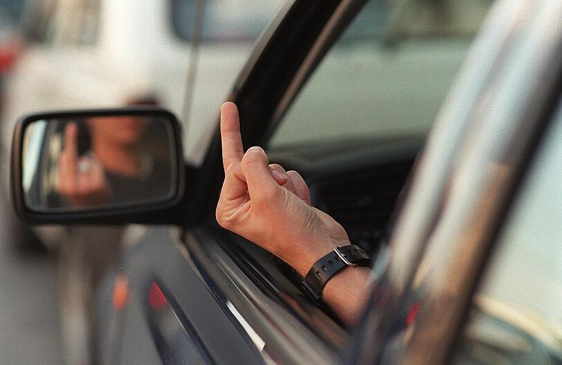 Stinkefinger! Zwei Autofahrer haben sich auf der Leopoldstraße gezofft. Einer sprang plötzlich auf die Motorhaube des anderen.
