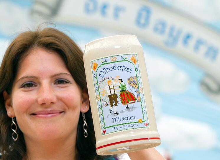 Trachtig, zünftig, bayerisch: Melanie Reis stemmt den Wiesn-Maßkrug 2011.