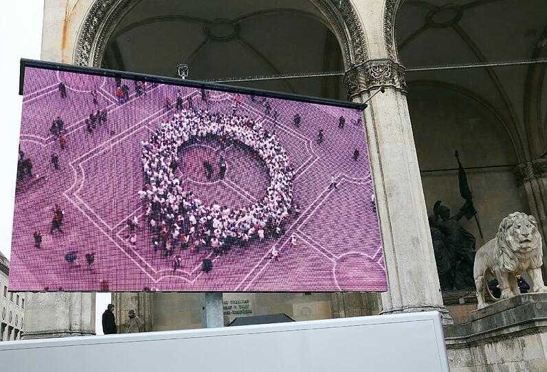 Am Odeoansplatz trafen sich am Freitagnachmittag einige hundert Passanten zum Smartmob zugunsten des WEISSEN RINGS. Hier sehen Sie die Bilder.