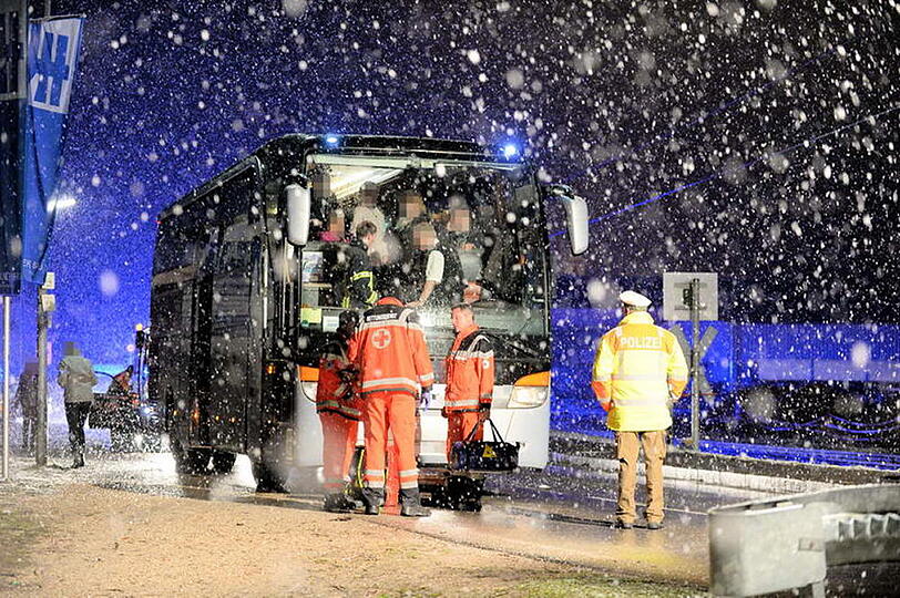Tödlicher Unfall am Bahnübergang: Die Bilder vom Feuerwehreinsatz.