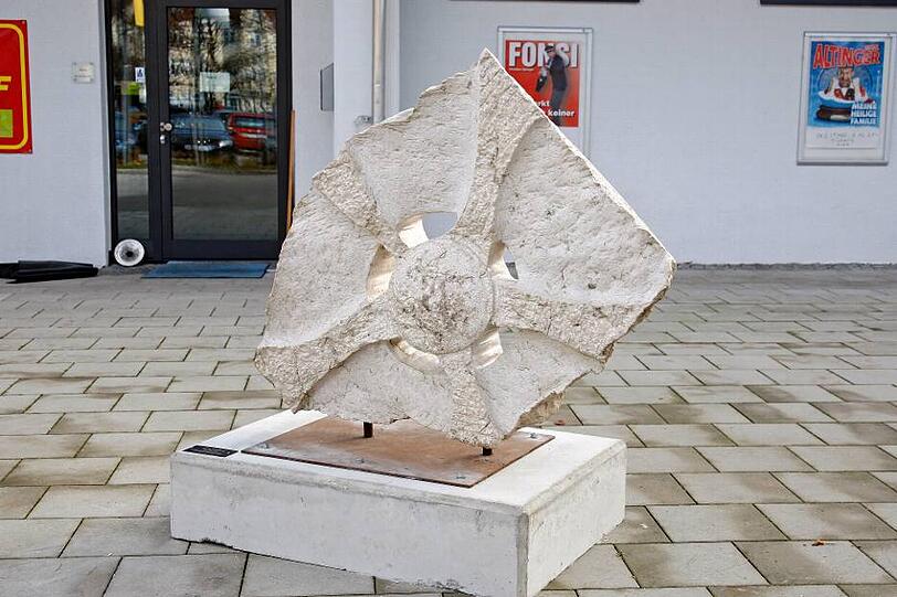 Vor der Loisachhalle: Die Skulptur "Von hier aus" stürzte um.