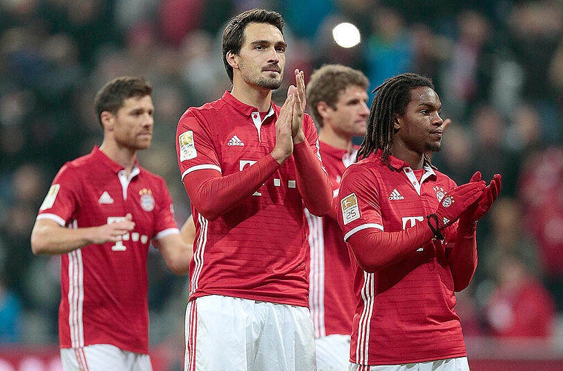 Wahnsinns-Offerten für Mats Hummels (Zweiter von links) und Renato Sanches (rechts) von der Insel sowie ein Angebot über 100 Millionen Euro für Thomas Müller von Manchester United (Zweiter von rechts). Mit Xabi Alonso (links) verhandelt der FC Bayern hart.