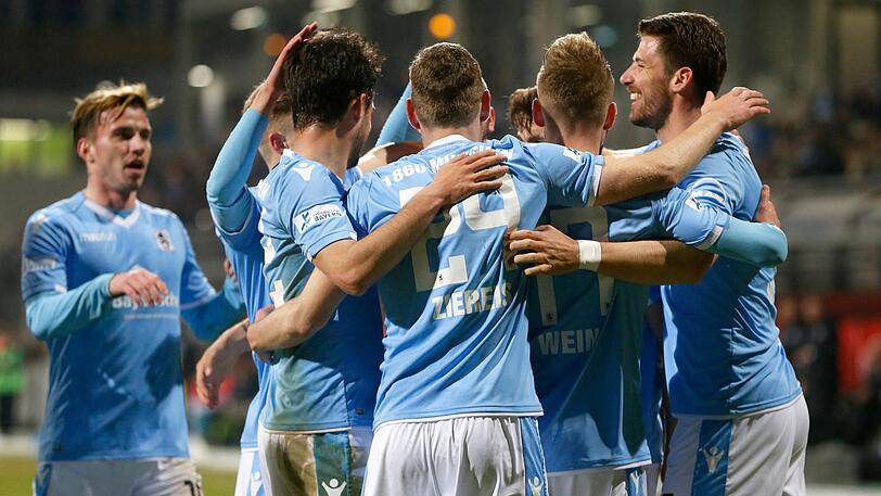 Jubelnde Löwen: Die Spieler des TSV 1860 um Vizekapitän Jan Mauersberger (r.) liegen auf Kurs Richtung Meisterschaft in der Regionalliga Bayern - schaffen sie auch den Aufstieg?