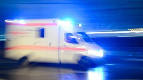 Ein Krankenwagen verfolgt eine Raserin in München mit Erfolg. (Symbolbild)