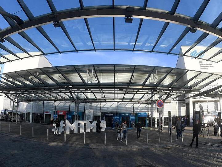 Der Haupteingang zur Messe München. Foto: Felix Hörhager/dpa