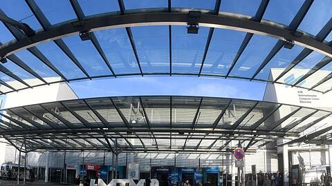 Der Haupteingang zur Messe München. Foto: Felix Hörhager/dpa