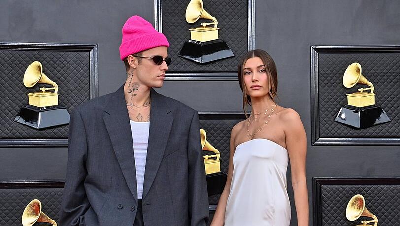 Justin und Hailey Bieber auf dem roten Teppich der Grammy Awards 2022.