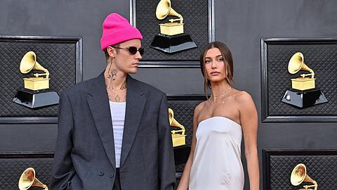 Justin und Hailey Bieber auf dem roten Teppich der Grammy Awards 2022.