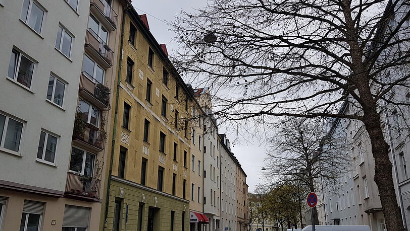 Die Rablstraße: Das gelb-grüne Haus links ist die Nummer 43. Die Rablstraße: Das gelb-grüne Haus links ist die Nummer 43.