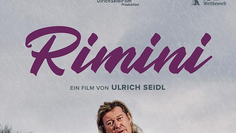 Gegen alle Widrigkeiten und glitzernd gibt Richie Bravo (Michael Thomas) seine Schlager-Klassiker zum Besten.