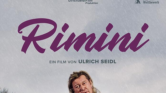 Gegen alle Widrigkeiten und glitzernd gibt Richie Bravo (Michael Thomas) seine Schlager-Klassiker zum Besten.