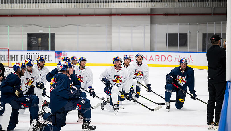 Neu-Trainer Oliver David an der Tafel, die Spieler hören und sehen kniend zu: Der EHC Red Bull München feilt seit einigen Tagen am Plan für eine erfolgreiche DEL-Saison.