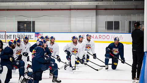 Neu-Trainer Oliver David an der Tafel, die Spieler hören und sehen kniend zu: Der EHC Red Bull München feilt seit einigen Tagen am Plan für eine erfolgreiche DEL-Saison.