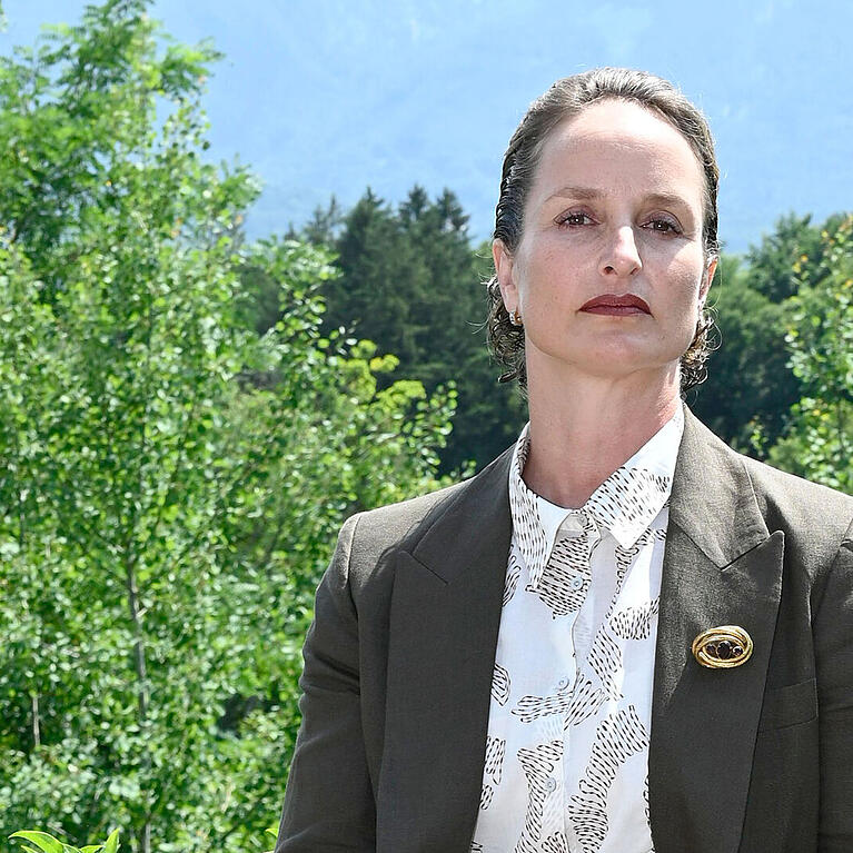 Schauspielerin Lara Joy K&ouml;rner muss am Freitag ihren Sohn zu Grabe tragen.