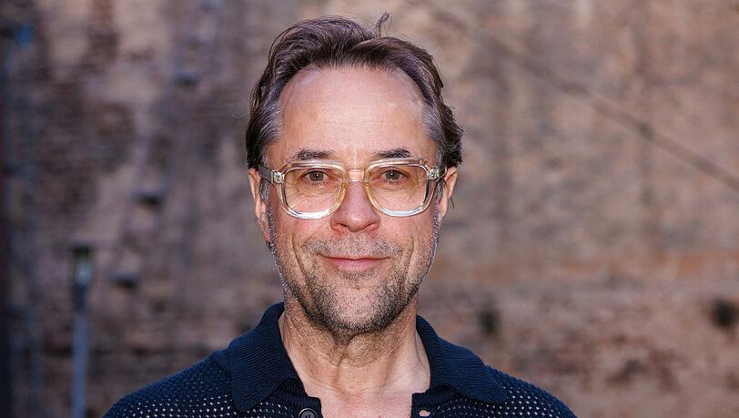 Schauspieler Jan Josef Liefers macht in seinem Podcast "Liefers + Broicher" seinem Ärger Luft. Schauspieler Jan Josef Liefers macht in seinem Podcast "Liefers + Broicher" seinem Ärger Luft.