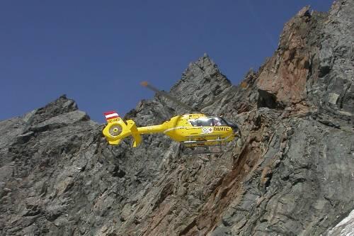 Notarzthubschrauber in den Tiroler Bergen