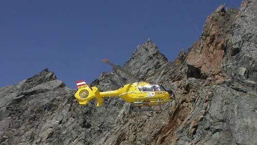 Notarzthubschrauber in den Tiroler Bergen Notarzthubschrauber in den Tiroler Bergen