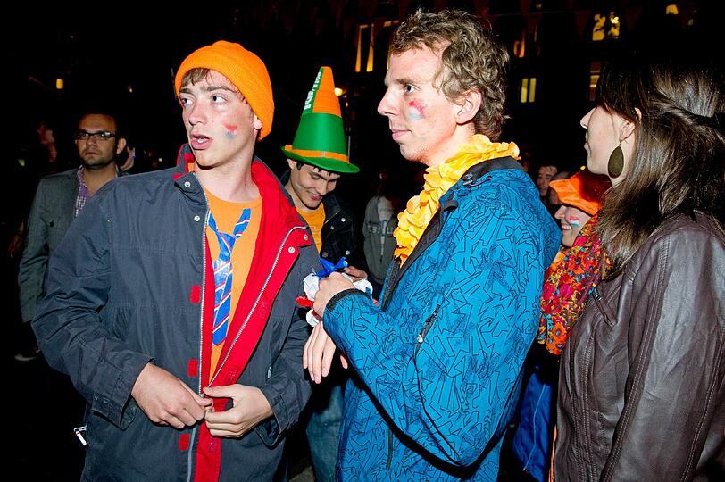 Miese Laune in orange: Bei den Holland-Anhängern ist nach dem fulminanten Sieg der DFB-Elf die Stimmung am Boden. Die Bilder