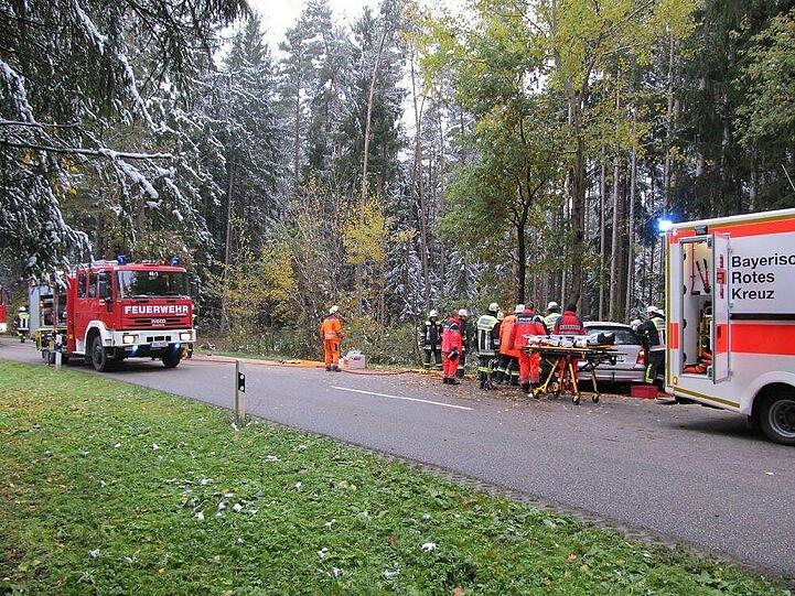 Eine junge Frau verliert die Kontrolle über ihren Wagen und rast gegen einen Baum - die Bilder von der Unfallstelle.