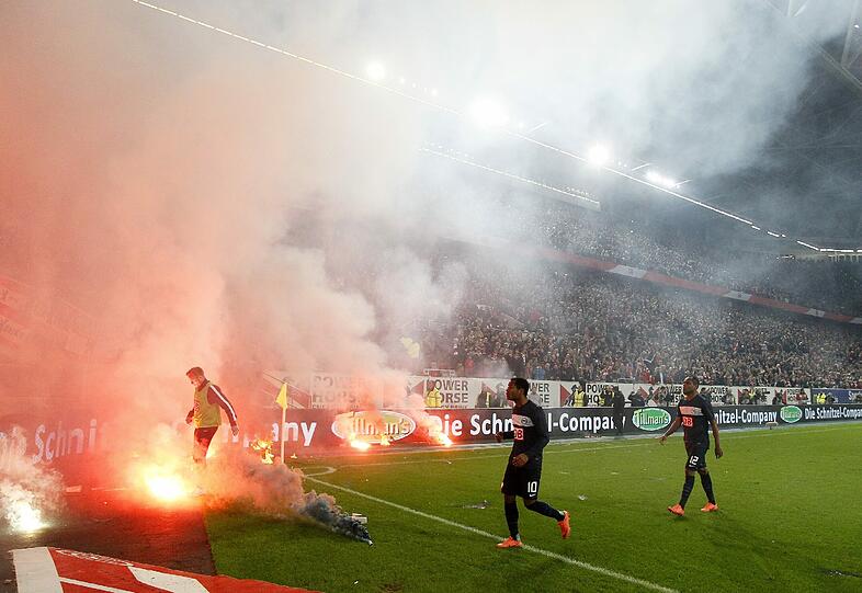 15.05.2012 Fans von Hertha BSC und Gastgeber Fortuna Düsseldorf brennen beim Relegationsrückspiel große Mengen Feuerwerkskörper ab. Aus dem Hertha-Block fliegen Bengalische Feuer auf den Platz, Leuchtkugeln fliegen in die Zuschauerränge und auf Polizisten. Tausende Fortuna-Anhänger stürmen bereits vor Ablauf der Nachspielzeit auf 
den Platz, um den Aufstieg ihrer Mannschaft zu feiern. Schiedsrichter Wolfgang Stark setzt das Spiel erst nach 20-minütiger Unterbrechung noch einmal für rund zwei Minuten fort. Hertha BSC legt Protest gegen die Spielwertung ein.