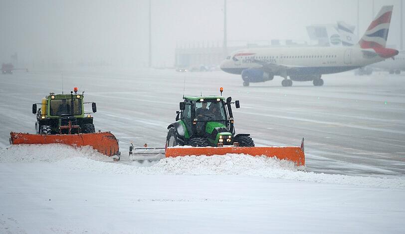 Nicht's geht mehr: Am Münchner Flughafen laufen die Schnee-Räumungsarbeiten auf Hochtouren.