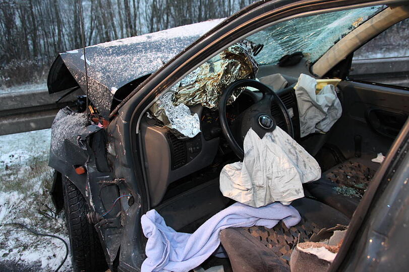 Schwerer Unfall auf dr A94 bei Töging: Ein Lkw ist ein Unfall-Auto gerast. Ein Mensch kam bei dem Crash ums Leben. Die Bilder.