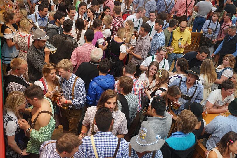 Auf der Wiesn geht?s wieder rund! Seit Samstag feiern die Münchner und Touristen auf der Wiesn. Die besten Wiesn-Bilder vom Samstag.
