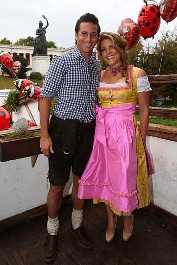 Claudio Pizarro und seine Frau Katrin auf der Wiesn.