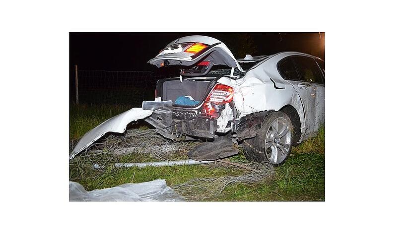 Ein 18-Jähriger hat einen PS-starken 7er BMW beim Überholen gegen einen Kleinwagen gesetzt. Es gab glücklicherweise nur leichte Verletzungen.