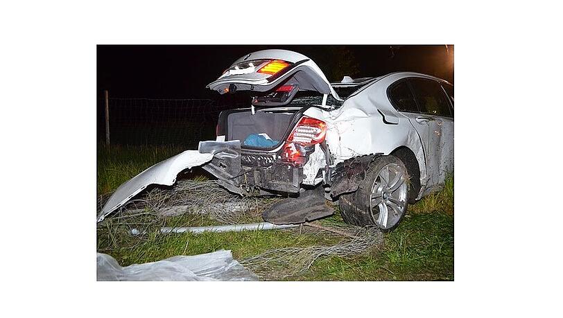 Ein 18-Jähriger hat einen PS-starken 7er BMW beim Überholen gegen einen Kleinwagen gesetzt. Es gab glücklicherweise nur leichte Verletzungen.