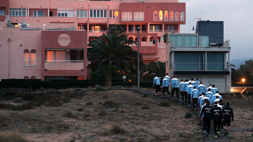 Hellblau trifft rosa: Farblich passt's schon mal in Spanien.