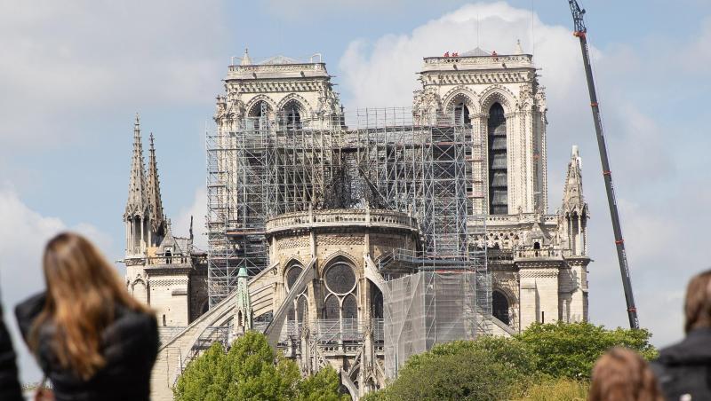 Ein Kran steht neben der schwer beschädigten Pariser Kathedrale Notre-Dame. Ein Kran steht neben der schwer beschädigten Pariser Kathedrale Notre-Dame.