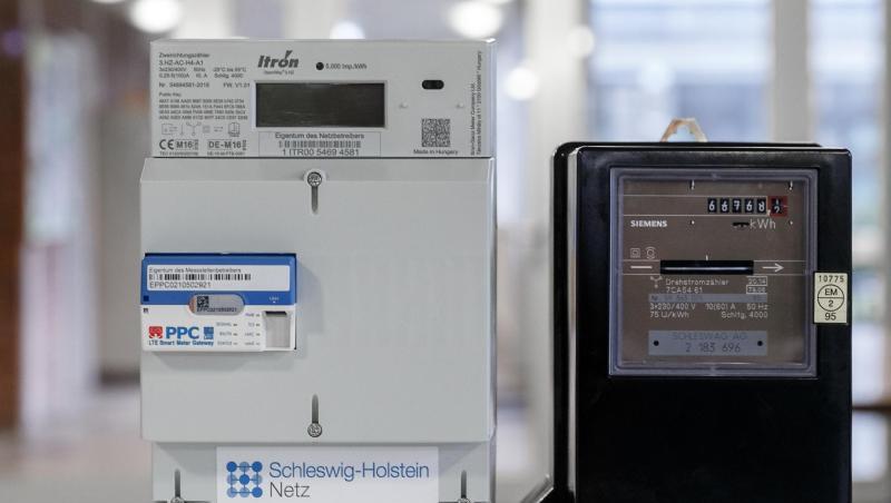 Neu und alt: Ein digitaler Stromzähler mit Smart-Meter-Gateway zur Datenübertragung neben einem herkömmlichen analogen Zähler.