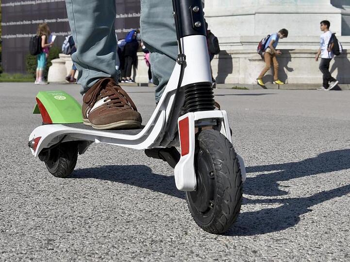 In Österreich werden Elektro-Tretroller rechtlich wie Fahrräder behandelt und dürfen daher nicht auf dem Gehweg fahren.