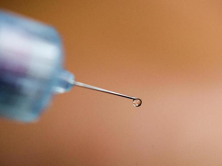 Ein Tropfen Insulin ist an der Nadelspitze eines Pen zu sehen. Foto: Rolf Vennenbernd/Archiv
